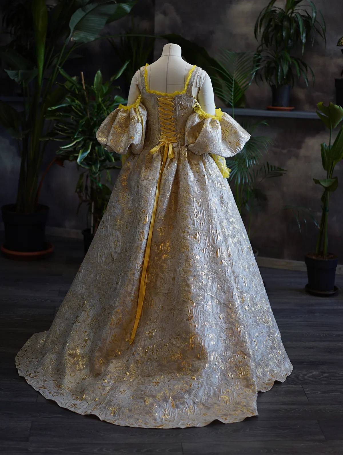 who made the white and gold dress @itsthemind The Dress